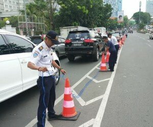 Petugas sedang melakukan pemesangan pembatas jalan di JLNT Casablangka. (wandi)