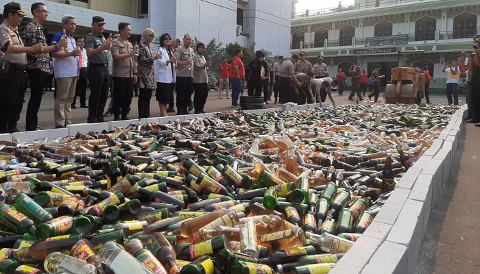 Polres Jakarta Selatan saat menghancurkan ribuan botol miras.