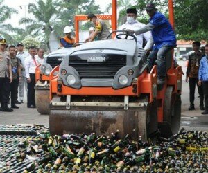 Pemusnahan minuman keras di Polda Banten. (haryono)