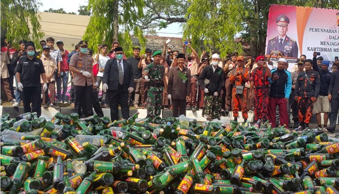 Ribuan botol miras di Sukabumi dimusnahkan. (sule)