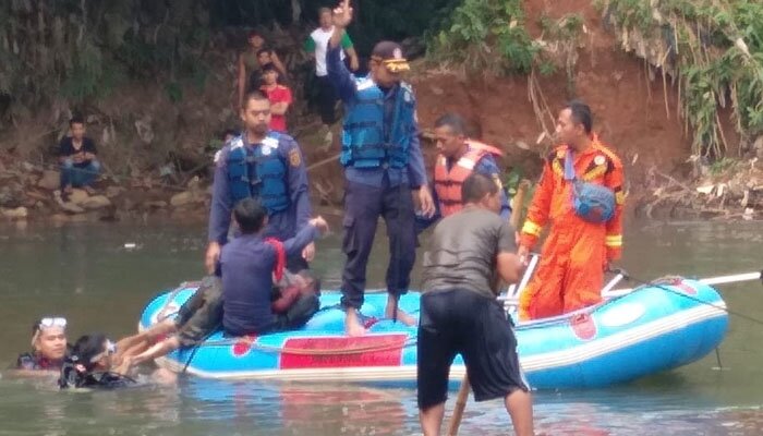 Tim Sar gabungan saat melakukan pencarian santri yang tenggelam.