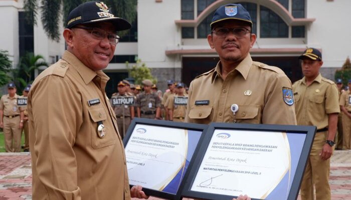 Wali Kota Depok Muhammad Idris usai menyerahkan dua penghargaan Akuntabilitas level III ke jajaran ASN Depok. (anton)