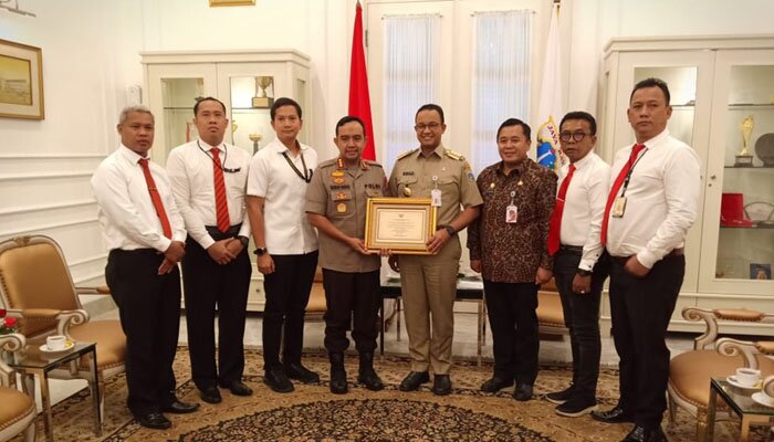 Kapolres Metro Jakarta Utara Kombes Pol Budhi Herdi Susianto beserta jajaran Reskrim Polres Metro Jakarta Utara dan Walikota Jakarta Utara Sigit Wijatmoko mendapatkan piagam penghargaan dari Gubernur DKI Jakarta Anies Baswedan di pendopo kantor Balaikota DKI Jakarta