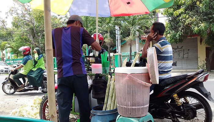 Penjual es tebu di Indramayu sedang melayani pembeli. (taryani)