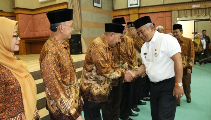 Walikota Bekasi Rahmat Effendi saat acara pengukuhan PWRI Kota Bekasi. (chotim)