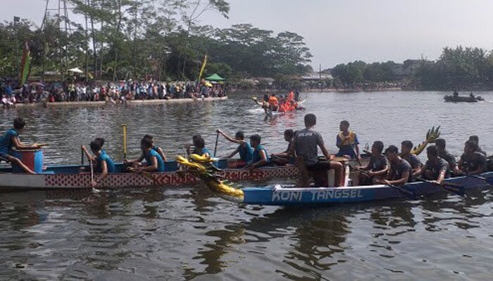 Lomba perahu naga di Situ Jatijajar Depok.(anton)