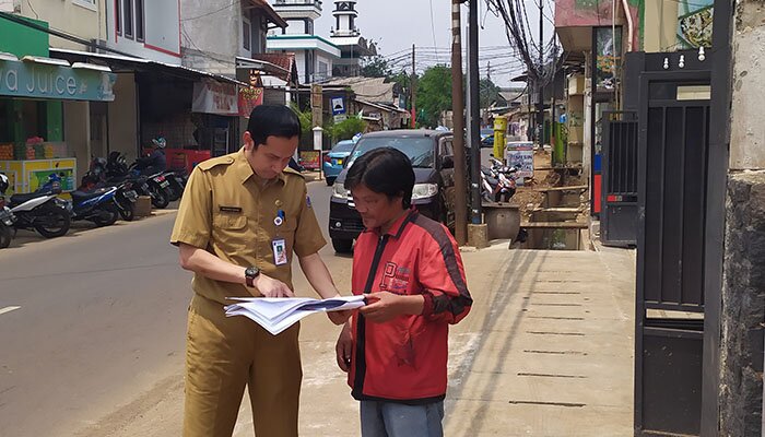 Petugas dari Sudin SDA Jakarta Timur saat mengecek perbaikan saluran air di jalan Komodor. (Ifand)