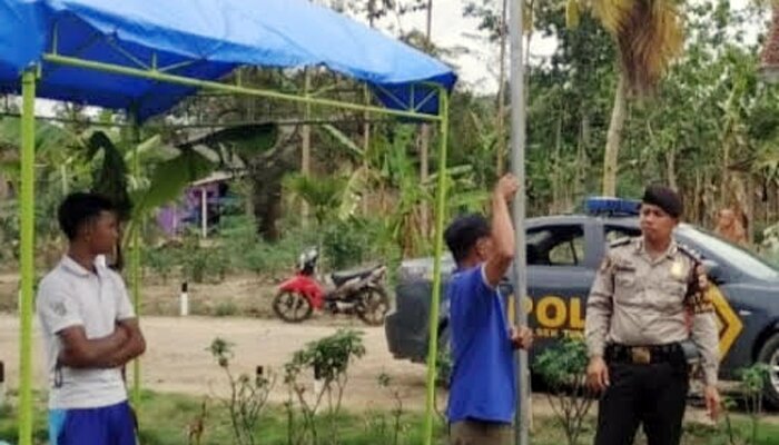 Polisi saat olah TKI tempat warga tersetrum.(koesma)