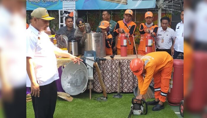 Pengecekan kesiap siagaan Posko Bencana Banjir Kelurahan Rawa Badak Selatan. (deny)