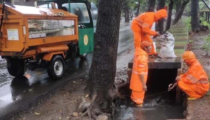 Petugas PPSU membersihkan saluran air di jalan Bukit Duri Selatan. (wandi)