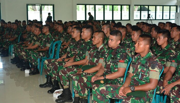 Prajurit Divif 2 Kostrad mengikuti penyuluhan pencegahan penggunaan narkoba.(ist)