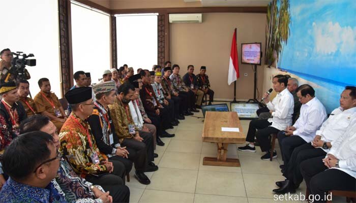 Presiden Jokowi didampingi para menteri saat bertemu para tokoh masyarakat Kaltim. (setkab)