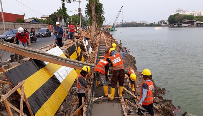 Sejumlah pekerja saat mengerjakan proyek pemasangan sheet pile di Danau Sunter Selatan, Jakarta Utara. (deny)