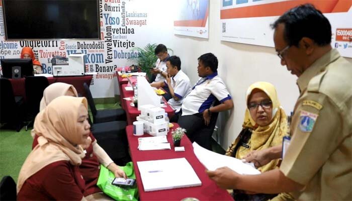 Petugas saat memberikan pelayanan di PTSP Goes To Hospital yang digelar di di Rumah Sakit Pusat Pertamina. (wandi)