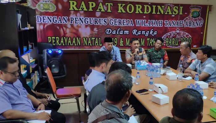 Polsek Tanah Abang, Koramil dan Pemda rapat koordinasi pam malam nataru dengan pengurus gereja. (silaen)