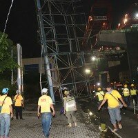 Petugas dengan mengerahkan alat berat membongkar reklame bodong di kawasan Kelapa Gading. (deny)