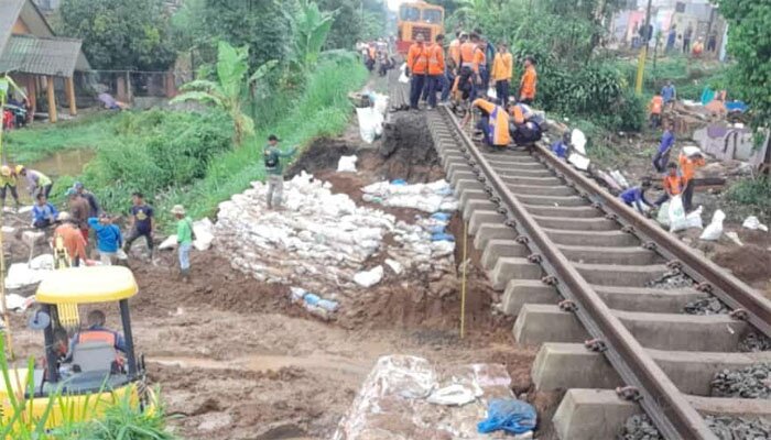 Rel Kampung Cicewol Tergerus Longsor, Relasi Sukabumi-Bogor Terhenti. (ist)