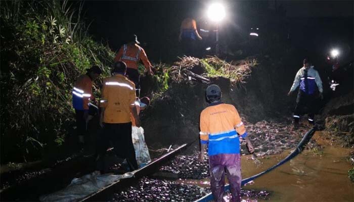 Petugas melakukan perbaikan jalur kereta di KM 17+400 antara Stasiun Maseng-Cigombong yang terdampak bencana longsor. (ist)