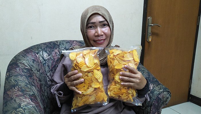 Rita Maghdalena pedagang keripik singkong di Kantor Walikota Jaksel. (wandi)