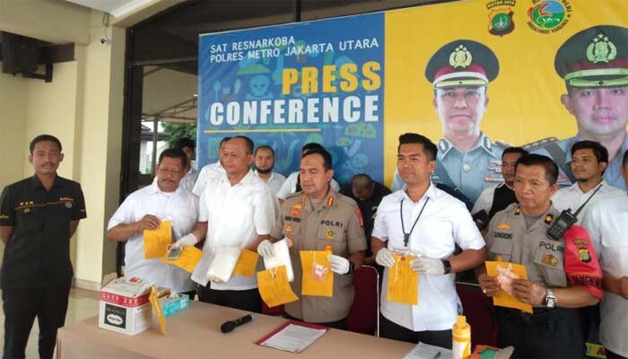 Polisi menunjukkan barang bukti sabu yang disembunyikan dalam kota es krim, yang disita dari 2 pengedar. (yahya)