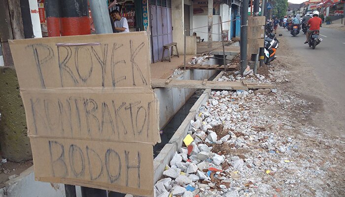 Keluhan warga atas perbaikan saluran air di jalan Komodor, Halim. (Ifand)