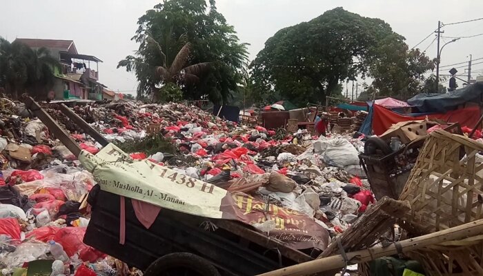 Warga membuang sampah di LPS Liar di RW 08, Pejaten Timur. (wandi)