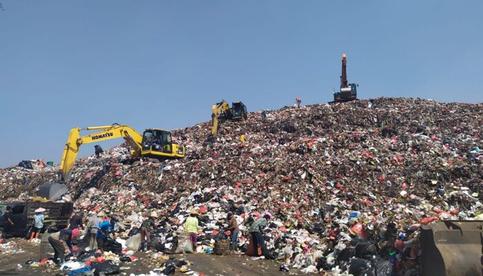 Kondisi sampah buangan warga di TPA Cipayung, Depok yang menggunung. (anton)