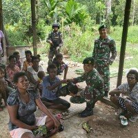 Satgas Pamrahwan) Yonif 754/ENK Kostrad, lakukan patroli di sertai anjangsana kepada masyarakat pedalaman di wilayah Kampung Nayaro, Distrik Kuala Kencana, Kabupaten Mimika, Papua.(ist)