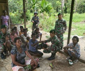 Satgas Pamrahwan) Yonif 754/ENK Kostrad, lakukan patroli di sertai anjangsana kepada masyarakat pedalaman di wilayah Kampung Nayaro, Distrik Kuala Kencana, Kabupaten Mimika, Papua.(ist)