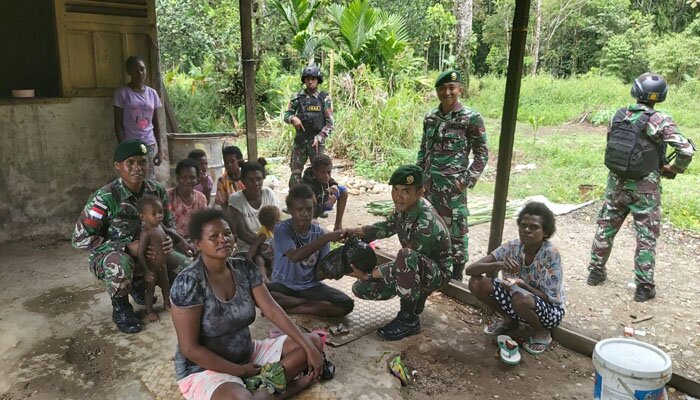 Satgas Pamrahwan) Yonif 754/ENK Kostrad, lakukan patroli di sertai anjangsana kepada masyarakat pedalaman di wilayah Kampung Nayaro, Distrik Kuala Kencana, Kabupaten Mimika, Papua.(ist)