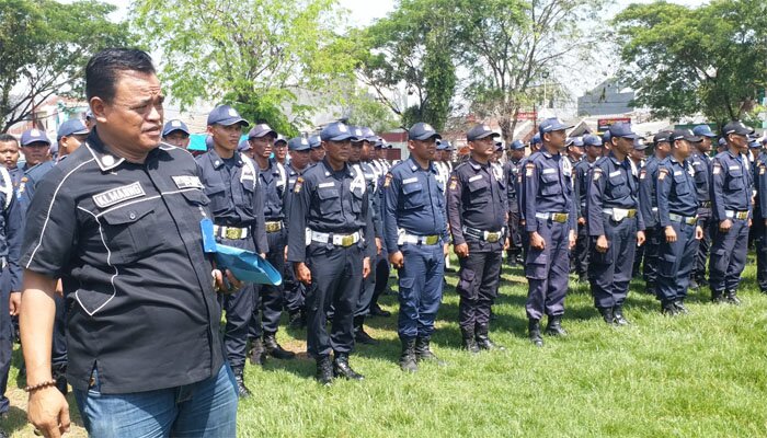 Satpam PT SDB, yang siap terjun membantu penanganan ular kobra dan sarang tawon. (saban)