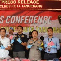 Kapolres Kota Tangerang AKBP Ade Ary Syam Indradi menunjukkan barang bukti senpi rakitan.(imam)