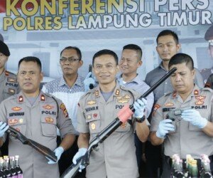 Kapolres Lampung Timur AKBP Wawan Setiawan, S.IK menunjukkan senpi rakitan yang diserahkan warga.(koesma)