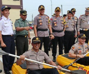 Personil gabungan Operasi Lilin Kalimaya 2019 memperagakan penggunaan perahu karet untuk mengantisipasi bencana banjir.(haryono)