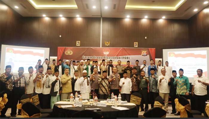 Kapolres Serang AKBP Indra Gunawan saat kegiatan FGD ROTI di salah satu hotel di Kawasan Industri Modern Cikande, Kabupaten Serang, Jumat (20/12/2019). (ist)