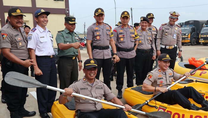 Personil gabungan Operasi Lilin Kalimaya 2019 memperagakan penggunaan perahu karet untuk mengantisipasi bencana banjir.(haryono)