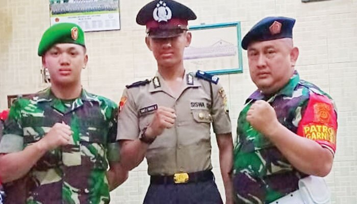 Serma TNI Heru Bayu Adji bersama dua putranya. (silaen)