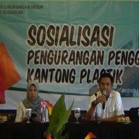 Dinas Lingkungan Hidup Kota Sukabumi saat mensosialisasikan pengurangan penggunaan kantong plastik. (ist)