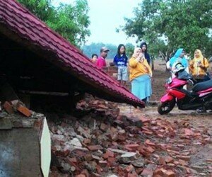 Rumah roboh diterjang angin puting beliung di Blok Karanganyar, Desa Jaya Mulya, Kecamatan Kroya, Indramayu, Jawa Barat. (taryani)