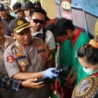 Wakapolres Metro Jakarta Barat AKBP Stefanus Michael Tamutuan didampingi Kasat Narkoba, AKBP Erick Frendriz, memeriksa 7 tersangka kasus narkotika.