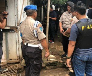 polisi memeriksa lokasi tempat pemulung tua menebas istrinya di Pamulang. (imam)