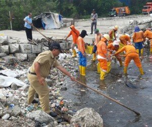 Petugas Sudin LH Jakarta Utara ikut menangani lautan sampah di pesisir Utara , Cilincing. (deny)