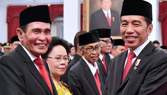 Presiden Jokowi saat menyaksikan pengambilan sumpah anggota dewan pengawas KPK, dan para pimpinan KPK. (johara)