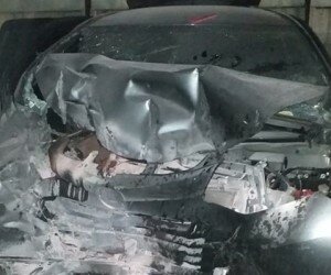 Mobil korban ringsek setelah menabrak tronton.