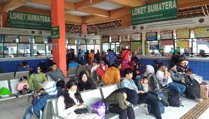 Penumpang jurusan Sumatera mulai padati Terminal Kampung Rambutan.(ifan)