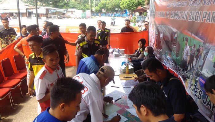 pemeriksaan urine terhadap awak bus di terminal Kampung Rambutan. (Ifand)