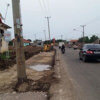 Tiang listrik di Jalan Gatot Subroto, Indramayu, yang tengah diperbaiki. (taryani)