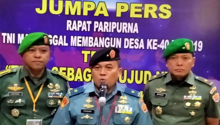 Waaster Panglima TNI Brigjen TNI (Mar) Purnomo didampingi oleh Waaster Kasad Brigjen TNI Gathut Setyo Utomo dan Kolonel Inf Putra. (rizal)