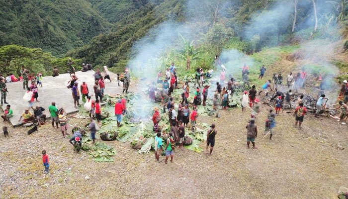 Kegiatan Bakar Batu TNI dan masyarakat Opitawak, Papua.