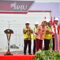 Presiden Jokowi didampingi sejumlah menteri dan pejabat daerah meresmikan Jalan Tol Jakarta-Cikampek II Elevated, di Jalan Tol Jakarta-Cikampek II Elevated KM 38, Cikarang, Bekasi, Jawa Barat (Jabar), Rabu (12/12) siang. (Humas Setkab)